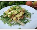 Bild: Michael Schiffer 
Die Zwiebeln, Birnen und Zucchini werden kurz in der Pfanne für den Salat angebraten.