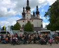 Bild: jr
Die Menschen feiern im Schatten der mächtigen Kappl-Dreifaltigkeitskirche.