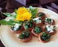 Bild: Dorothea Hartmann/exb
Die Löwenzahn-Champignons von Kräuterführerin Regina Herrmann aus Erbendorf schmecken lauwarm oder auch kalt. Das Rezept eignet sich als Tipp für einen gemischten Vorspeisenteller.
