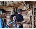 Bild: Martina Zanner
Die Jugendlichen aus Deutschland und Tschechien bei ihrer Erkundungstour durch die Bibliothek.