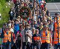Bild: Armin Weigel/dpa
Zahlreiche Pilger starten zur größten Fußwallfahrt Deutschlands.