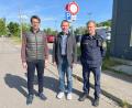 Bild: Bild Andreas Hofmeister
Von links: Dominik Fischer vom Ordnungsamt der Stadt Schwandorf, Bürgermeister Andreas Wopperer und Polizeihauptmeister Florian Herrmann von der Polizeiinspektion Schwandorf vor dem Schild, das auf das nächtliche Parkverbot hinweisen soll.