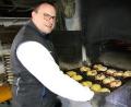Bild: Stefan Neidl
Bäckermeister Florian Pappenberger zauberte allerhand Leckereien aus dem Backofen.