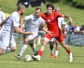 Bild: Ziegler
DJK-Spielführer Timo Kohler am Ball: Der DJK Gebenbach reichte in einem kuriosen Relegationsspiel ein 1:1 gegen die SpVgg Unterhaching II zum Bayernliga-Klassenerhalt. Kurios, weil Gebenbach drei Platzverweise kassierte.