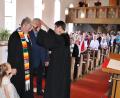 Bild: Thomas Dobler  
Die evangelische Dekanin Ulrike Dittmar segnet das Ehepaar Heidi und Werner Gentzwein (hier mit Enkelin) und entpflichtet Heidi Gentzwein von ihrer Aufgabe als Pfarrerin.