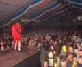Bild: fz
Leadgitarrist Volki "Mc Angus" brachte mit seiner Tribute-Band "AC/DX" das Festzelt zum Toben.