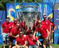 Bild: privat
Die Bayern-Fans aus Büchelkühn und Schwandorf vor dem Objekt der Begierde.
