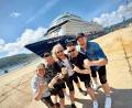 Bild: Daniel Raps/exb
Die Troglauer posieren vor dem Tui-Kreuzfahrtschiff "Mein Schiff 1", auf dem sie fünf Tage lang mitfuhren und zwei Konzerte gaben.