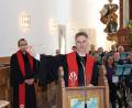 Bild: rpp
Mit dieser Pfeilhälfte wurde vor 50 jahren die Freundschaft zwischen der Kulmregion mit der Bibelschule von Mwika in Tansania begründet. Missionspfarrer Andreas Ruhs zeigte, dass sie bis heute in Ehren gehalten wird.