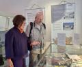 Bild: Liane Preininger
Zur Eröffnung der neuen Ausstellung im Heimat- und Handfeuerwaffenmuseum war Sieglinde Feuerabend (links) gekommen. Sie beantwortete gerne die Fragen der Besucher.