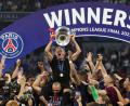 Bild: Christian Charisius/dpa
PSG- Trainer Luis Enrique jubelt mit dem Champions-League-Pokal.