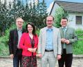 Bild: Jakob Scharf
MdL und CSU-Kreisvorsitzender Alexander Flierl (links), die Parlamentarische Staatssekretärin Martina Englhardt–Kopf (2.v.l.) und Landrat Thomas Ebeling (rechts) gratulieren dem neuen CSU-Kreistagsfraktionsvorsitzenden Tobias Ehrenfried.