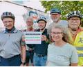 Bild: Heinz-Ulrich Schmidt
Sie waren unterwegs, um auf gefährliche Stellen für Fahrradfahrer hinzuweisen (von links):Rainer Koch, Dr. Thomas Steiner, Walter Spies, Klaus und Yvonne Rösel, Walter Gnan,