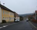 Archivbild: jr
Als erstes sollen die kommunalen Gebäude in Pechbrunn, wie das Rathaus (links) und die darunter liegende Grundschule, ans kommunale Wärmenetz angeschlossen werden, falls es so weit kommen sollte.