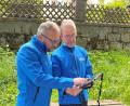 Bild: Landratsamt Neustadt/WN, exb
Mittels modernster Technik erfassen Wegepaten, wie hier in Waidhaus, die Wanderwege im Landkreis Neustadt/WN mit vielen Details digital.