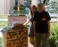 Bild: Elisabeth Herdegen
Elisabeth und Willi Herdegen mit dem Bienenhotel.