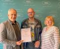 Bild: Lena Schedl, Landratsamt Tirschenreuth
Josef Schmid (Mitte) freut sich über die Ernennung zum Wespen- und Hornissenberater durch Landrat Roland Grillmeier (links) und Silvia Blei (Abteilung Naturschutz, Landratsamt).