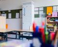 Symbolbild: Rolf Vennenbernd/dpa
Luftfiltergeräte stehen in einem Klassenraum einer Schule.