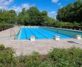 Bild: bsc
Bis zum Wochenende ist das Schwimmbecken auch mit Wasser gefüllt. Mitglieder des Förderkreises Freibad haben das 50 Meter lange Schwimmbecken mit blauer Farbe neu gestrichen.