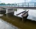 Bild: Hösamer
Die beiden noch stehenden Pfeiler der alten Naabbrücke werden bis zur Fluss-Sohle abgerissen.