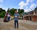 Bild: hdk
Bürgermeister Jörk Kaduk bei seiner Begrüßungsrede vor dem Rohbau. Die Kindergartenkindern (im Hintergrund) sangen zur Feier des Tages das Lied "Wer will fleißige Handwerker sehen".