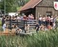 Bild: mma
Die Zuschauer feuerten die Teilnehmer und Teilnehmerinnen beim beim Sautrogrennen im Gemeindeweiher kräftig an.