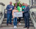 Bild: Stadtmarketing Weiden e. V.
Übergabe der Spende in Höhe von 1000 Euro: Anja Schricker vom Bunten Kreis Nordoberpfalz und Michael Hoffmann, Vorstand der Kliniken Nordoberpfalz (vorne) halten den Scheck in den Händen. Weiter freuen sich Thomas Harmsen vom Oberpfalz Marketing (hinten, von links), Marlene Weiß vom Stadtmarketing Weiden, Grid Medinger vom Bunten Kreis sowie Tanja Ochantel (Seltmann Weiden).