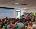 Bild: gri
Schulleiterin Heidrun Leitz und Musikantin Marina Rischan (rechts) gaben am Musiktag der Grundschule in der Aula ein Zitherkonzert.