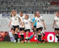 Bild: Georg Hochmuth/dpa
FC-Bayern-Spielerin Klara Bühl (links) bejubelt ihren Treffer zum 4:0.
