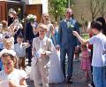 Bild: Susanne Hutzler
Nach der kirchlichen Trauung freuen sich Anna und Florian Zwicknagel über viele Gratulanten. Schüler der Braut überreichen Rosen.