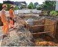 Bild: jr
Zügig voran gehen die Bauarbeiten in der Klostergasse in Kondrau, aktuell wird der alte Schmutzwasser- und Regenwasserkanal ausgewechselt, die Arbeiten sollen heuer noch abgeschlossen werden. Asphaltierungsarbeiten sollen zum Teil noch heuer, der Rest dann im kommenden Jahr fertiggestellt werden. Die Arbeiten führt die Firma Gollwitzer aus Floß aus.
