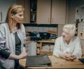 Bild: 3sat/dpa
Reporterin Lisa Altmeier (l) spricht in einem Berliner Bordell mit Hausdame Maria.