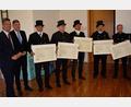 Bild: Benedikt Wilhelm 
Fünf Goldene Meisterbriefe gingen an Josef Bücherl aus Roding-Fronau, Hubert Gmeiner aus Waldsassen, Hans-Jürgen Kaiser aus Maxhütte-Haidhof, Alfred Köbler aus Freystadt und Manfred Weigl aus Deining.