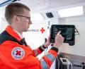Bild: Armin Weigel/dpa
Ein Rettungssanitäter arbeitet an einem Tablet. Als erster von insgesamt drei Standorten ging der Telenotarzt-Standort Ost in Bogen in Betrieb. Das Digitalprojekt verbessert die Notfallversorgung in acht Rettungsdienstbereichen.