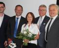 Bild: kro
Harald Siegert (Zweiter von links) ist jetzt auch ganz offiziell Bürgermeisterkandidat der CSU Tirschenreuth. Dazu gratulierten bei der Nominierungsversammlung Ehefrau Sabine, CSU-Ortsvorsitzender Sebastian Rosnitschek (links), Bürgermeister Franz Stahl (Zweiter von rechts) und Landrat Roland Grillmeier.