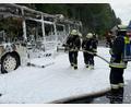 Bild: Roland Wellenhöfer
Ein leerer Schulbus brannte bei Schönficht auf der Staatstraße 2181.