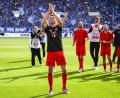 Bild: Tom Weller/dpa
Thomas Müller verabschiedet sich nach dem letzten Spiel der Saison 2024/2025 von den Fans. Er wird den Verein verlassen. Hinter vielen weiteren Personalien, u.a. Sané (2.v.l.), Guerreiro (3.v.l.) und Coman (4.v.l.), stehen noch Fragezeichen.