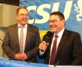 Bild: Hirsch
Da kam Freude auf, als das einstimmige Votum für den amtierenden Bürgermeister Thomas Falter (rechts) bekannt gegeben wurde. CSU-Ortsvorsitzender Christian Hutterer (links) gratulierte zu diesem Vertrauensbeweis.