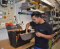Bild: lue
Moises Alberto Castro Deodanes aus El Salvador ist einer von zwei Auszubildenden bei Scherdel-Wiesauplast. Er zeigt seinen Koffer mit Werkzeugen und Arbeitsgeräten, die er für seine Ausbildung als Elektriker für Betriebstechnik braucht.