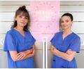 Bild: Michael Vogl/exb
Die Schwandorfer Hebammensprecherinnen Lena Jehl-Hüttner (links) und Celine Michalke (rechts) weisen mit dem Slogan "Midwife Crises" (Deutsch: Hebammen-Krise) auf die Sorgen des Berufstands hin.