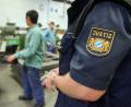 Bild: picture alliance / Armin Weigel/dpa
In Bayerns Gefängnissen herrscht für die meisten Häftlinge eine Arbeitspflicht, die Stundenlöhne sind aber im Vergleich zu normalen Jobs niedrig. (Archivbild)