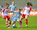 Bild: Peter Kneffel/dpa
Mit 66 Bundesligaspielen ist die gebürtige Ambergerin Laura Donhauser (Mitte) mittlerweile Rekordspielerin beim 1. FC Köln – eine Stammplatzgarantie hat sie dennoch nicht.