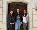 Bild: hdk
Die neuen Mitarbeiter (von links): Melanie Noth, Leonie Tafelmeier und Larissa Engelhardt vor dem Königsteiner Rathaus, ihrem neuen Arbeitsplatz