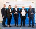 Bild: Tobias Hase/StMELF 
Einen Staatsehrenpreis erhielt die Metzgerei & Partyservice Hirsch GmbH. Im Bild (von links) Albert Geitner, Bürgermeister von Ursensollen, Staatsministerin Michaela Kaniber, Daniel Hirsch und Josef Hirsch sowie Landesinnungsmeister Konrad Ammon.