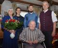 Bild: dob
Christl und Dieter Mirus feierten Diamanten Hochzeit. Tim und Jonathan (Mitte), zwei der drei Enkelsöhne, waren beim Besuch des Bürgermeisters Andreas Wutzlhofer (rechts) dabei. Das Ehepaar wunderte sich, wie schnell die Zeit doch verging.
