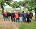 Bild: bsc
Bürgermeister Oskar Schuster (Dritter von links) und die Gemeinderäte Christian Bischof und Reinhard Stummreiter (von links) dankten bei der Einweihung den Voitenthaner Bürgern für die Errichtung eines Zauns um den Dorfweiher. Ortssprecher Christian Trießl (Zweiter von rechts), hatte die Arbeiten im Vorfeld koordiniert.