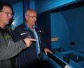 Bild: kro
Wasserwart Konrad Hart (links) erklärt Bürgermeister Klaus Meyer die Arbeitsabläufe in einem Quellsammelschacht.