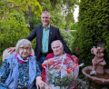 Bild: Dietmar Schaller
Für die Gemeinde überbrachte Bürgermeister Dietmar Schaller (hinten) die Glückwünsche zum 85. Geburtstag an Adolf Hastler und seine Frau Irma.