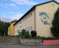 Bild: mrr
Hier im hinteren Bereich der Grundschule Rieden soll hinter dem Werkraum der Anbau für die Offene Ganztagesschule entstehen. Im Haushalt 2025 sind dafür rund 1,25 Millionen Euro eingeplant.