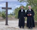 Bild: hdk
Die beiden Pfarrer Stefan Fischer (links) und Heinrich Arweck feierten eine Andacht, nachdem das Kreuz aufgestellt wurde.